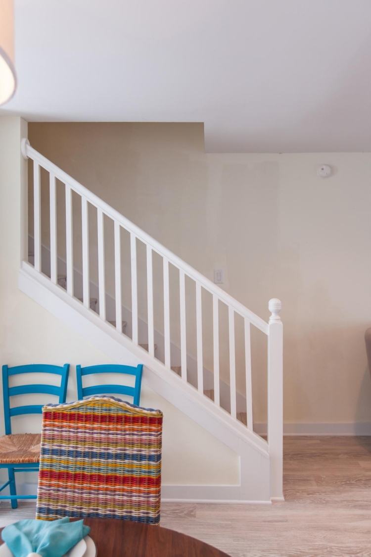 rénovation-escalier-décoration-peinture-blanche-ivoire-agarandir-espace