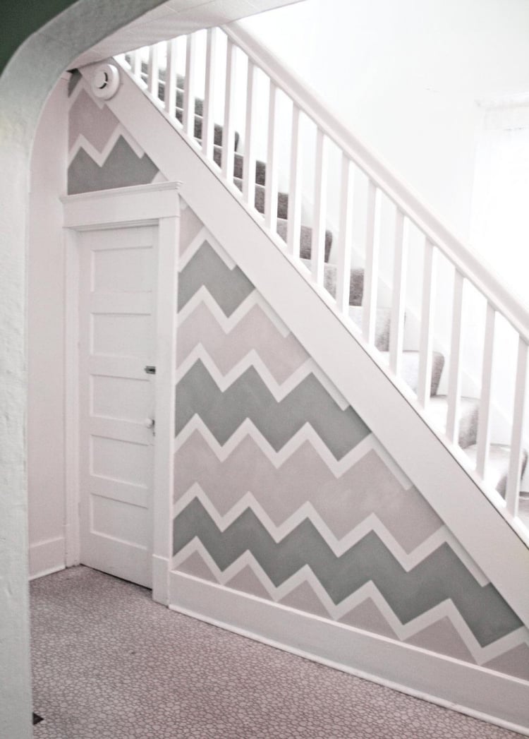 rénovation-escalier-décoration-peinture-chevrons-rangement-sous-escalier