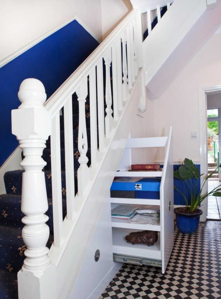 rénovation-escalier-décoration-peinture-mi-hauteur-bleu-roi-blanche-tapis