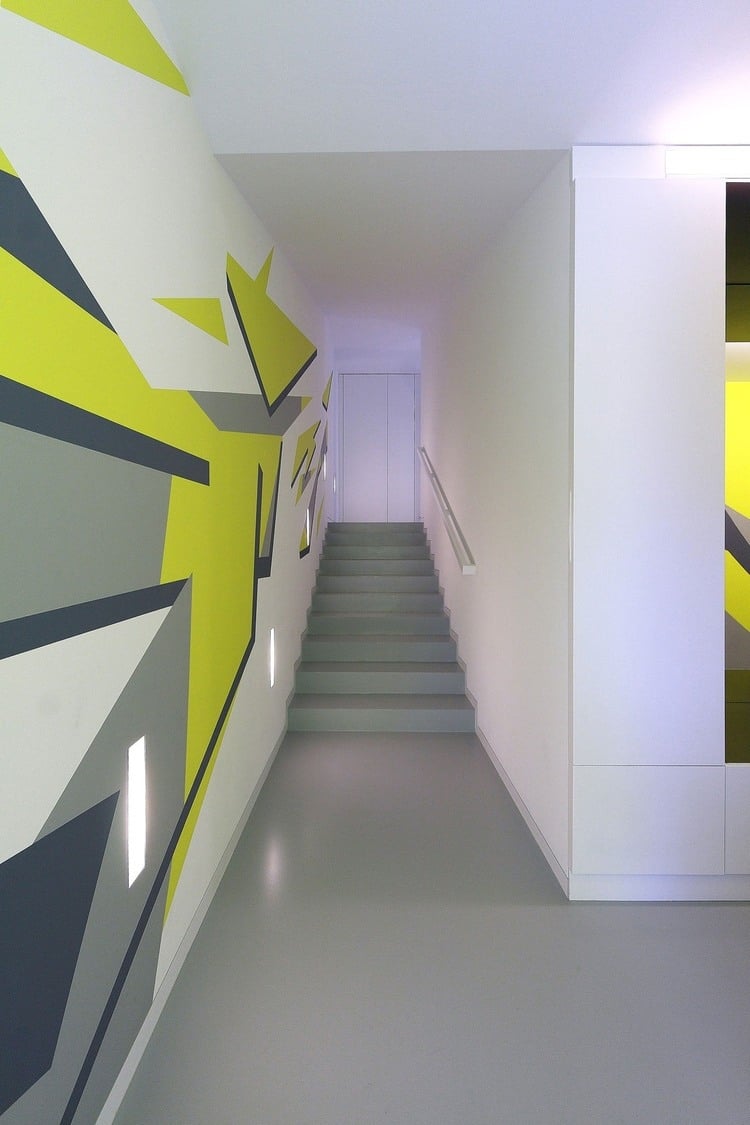 rénovation-escalier-décoration-peinture-motifs-géométriques-gris-lime-fluo