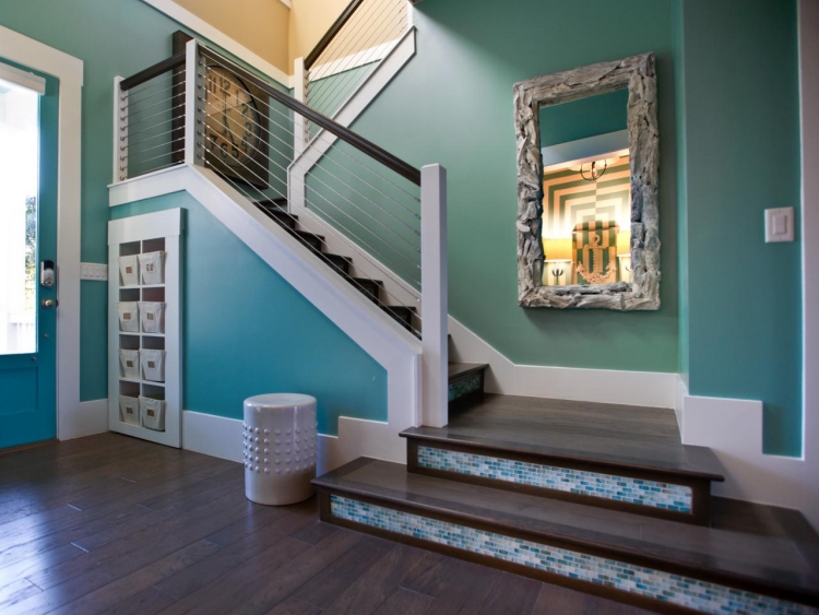 rénovation-escalier-décoration-peinture-murale-turquosie-accents-blancs-miroir