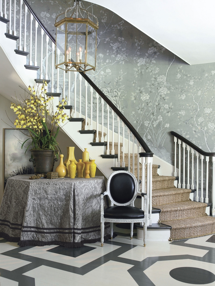 rénovation-escalier-décoration-tapis-sisal-papier-peint-gris-chaise-médaillon