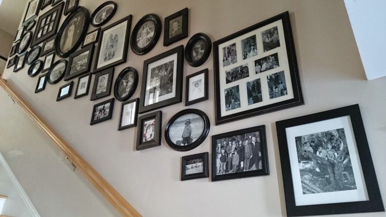 rénovation-escalier-idée-décoration-cadres-photos-noir-blanc