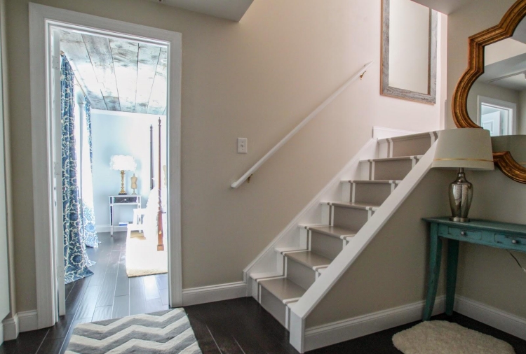rénovation-escalier-étapes-décoration-peinture-taupe-blanche-après