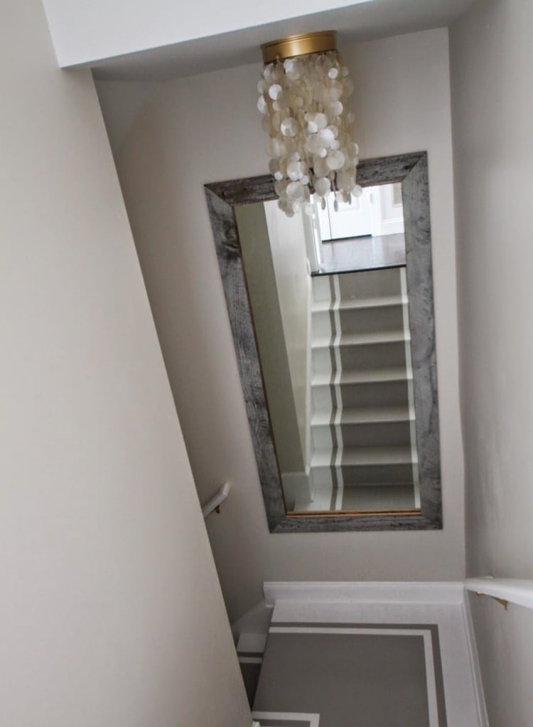 rénovation-escalier-étapes-photo-après-grand-miroir-lampe-nacre