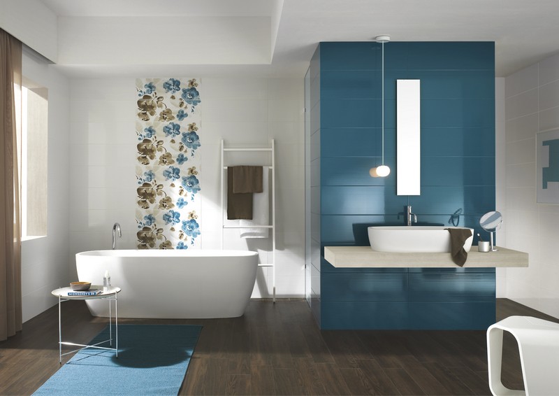 salle-bain-coloree-carrelage-bleu-blanc-motifs-floraux salle de bain colorée