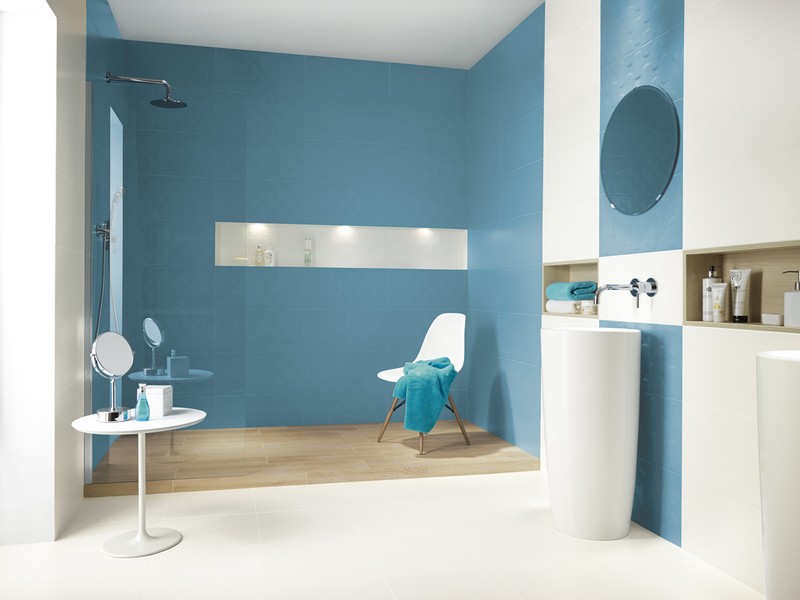 salle-bain-coloree-carrelage-bleu-clair-blanc-vasque-pied-niche-bois salle de bain colorée