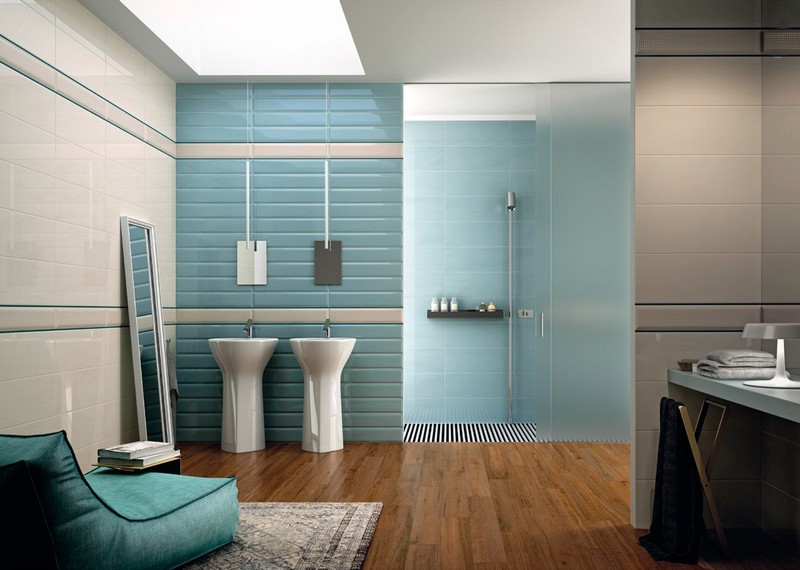 salle-bain-coloree-carrelage-mural-bleu-glacier-blanc-carrelage-aspect-bois