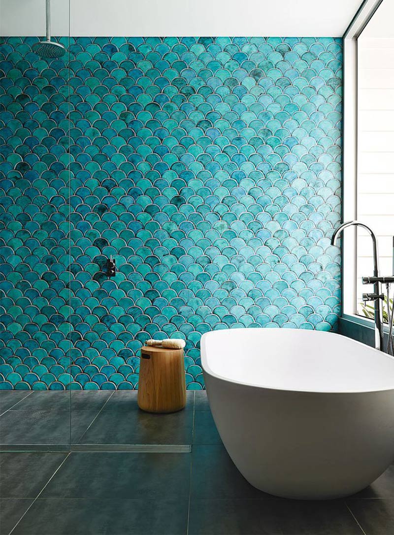 salle-bain-coloree-carrelage-mural-ecailles-turquoise salle de bain colorée