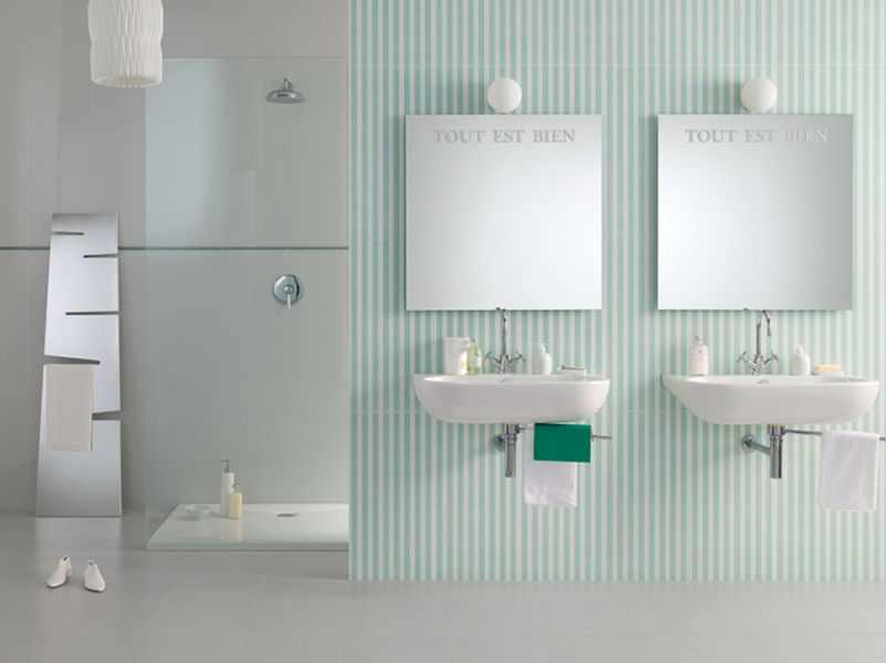 salle-bain-coloree-carrelage-mural-rayures-blanc-vert-menthe