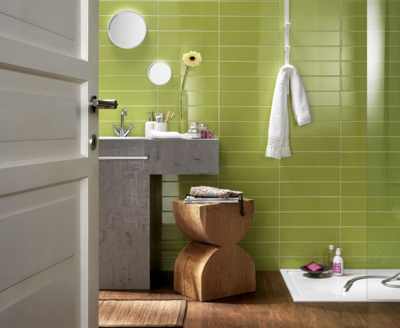 salle-bain-coloree-carrelage-mural-vert-lavabo-beton salle de bain colorée