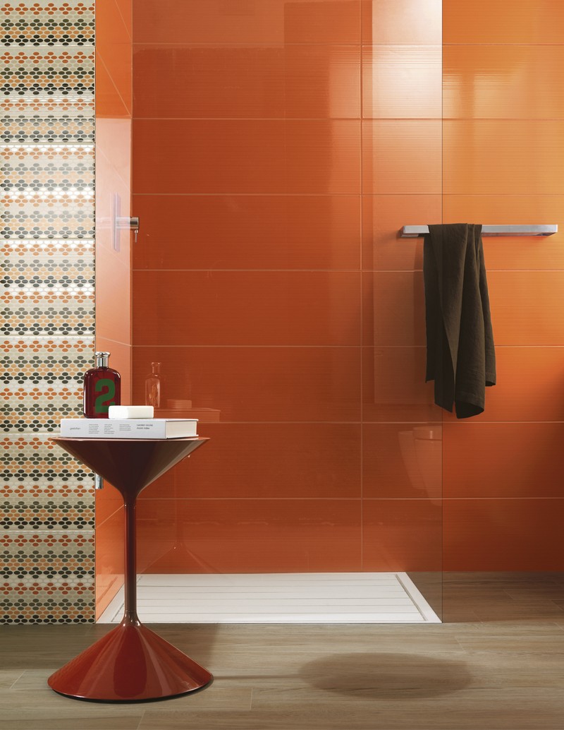 salle-bain-coloree-carrelage-orange-chaud-motifs-pois salle de bain colorée