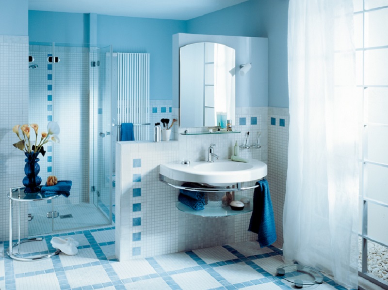 salle-bain-coloree-mosaique-blanc-bleu-peinture-murale-bleu-glacier