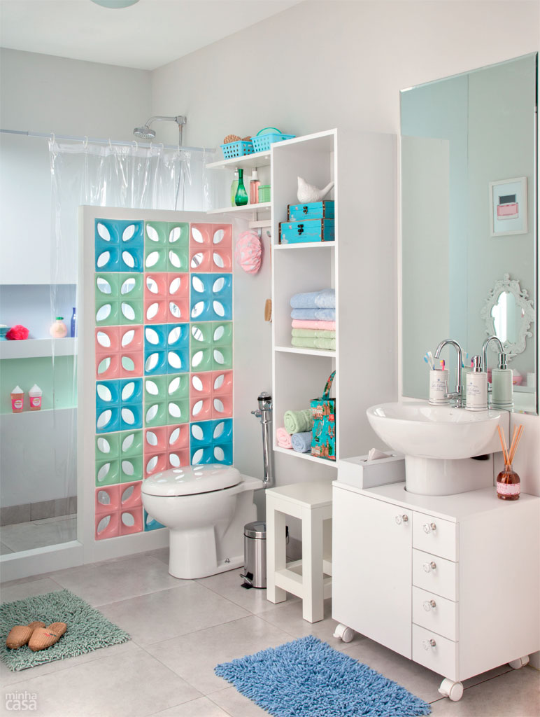 salle-bain-coloree-paroi-motifs-floraux-vert-bleu-rose