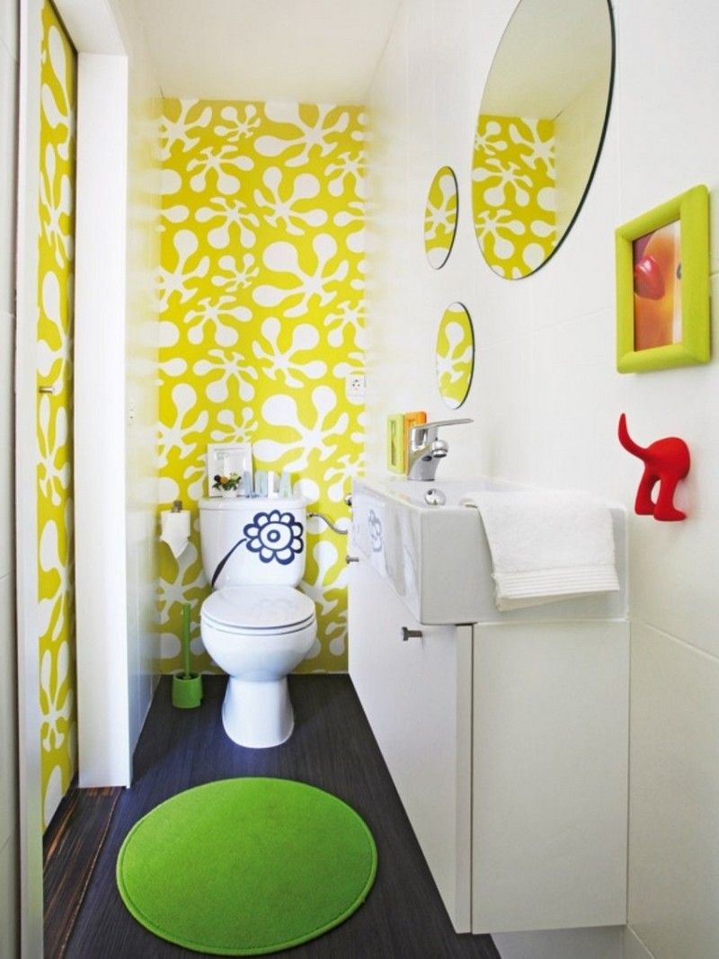 salle-bain-coloree-peinture-murale-blanche-jaune-accents-verts salle de bain colorée