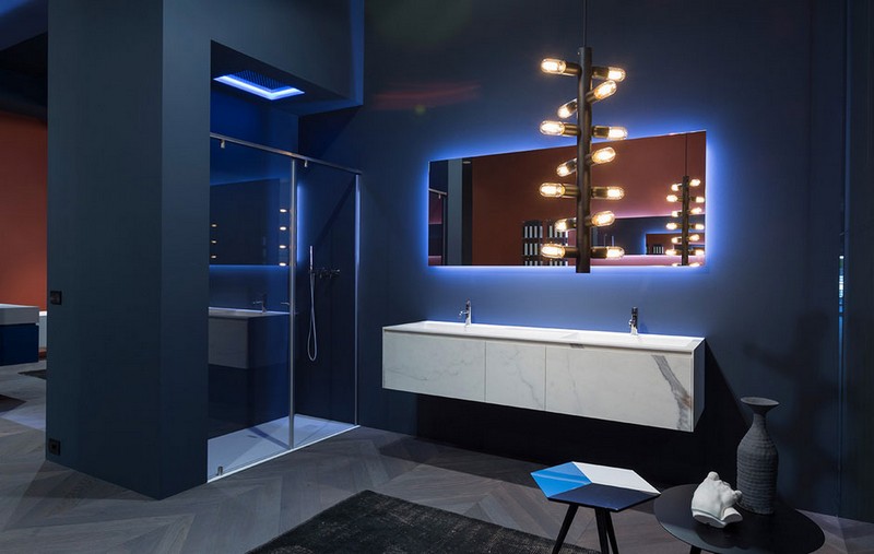 salle-bain-coloree-peinture-murale-bleu-fonce-meuble-vasque-aspect-marbre salle de bain colorée