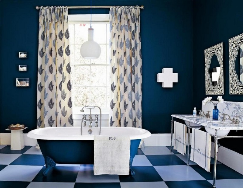 salle-bain-coloree-peinture-murale-bleu-roi-carrelage-sol-noir-blanc salle de bain colorée