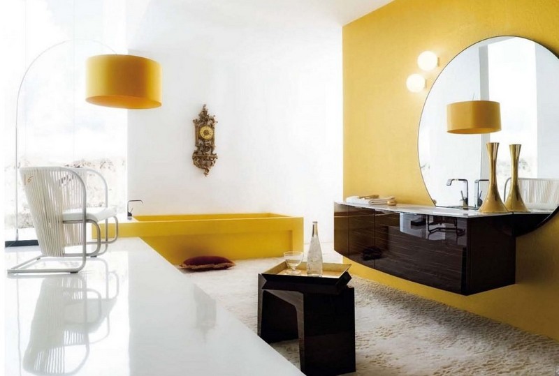 salle-bain-coloree-peinture-murale-jaune-blanc-meuble-vasque-bois-sombre