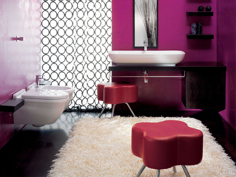 salle-bain-coloree-peinture-murale-magenta-rideaux-noir-blanc-tabourets-rouges salle de bain colorée