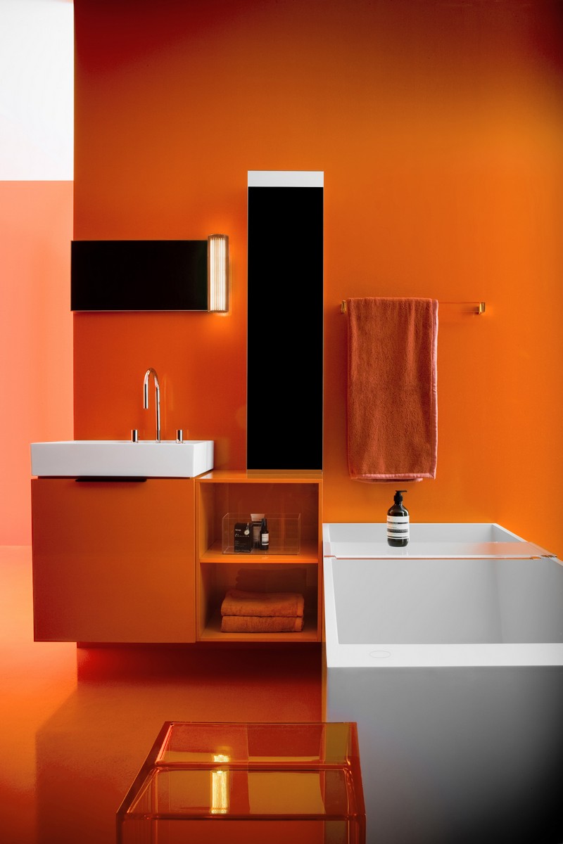 salle-bain-coloree-peinture-murale-orange-meuble-vasque-orange salle de bain colorée