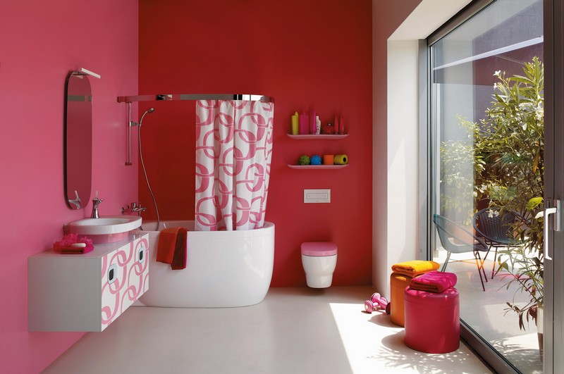salle-bain-coloree-peinture-murale-rose-vif-sanitaire-blanc-motif-rose-bonbon salle de bain colorée