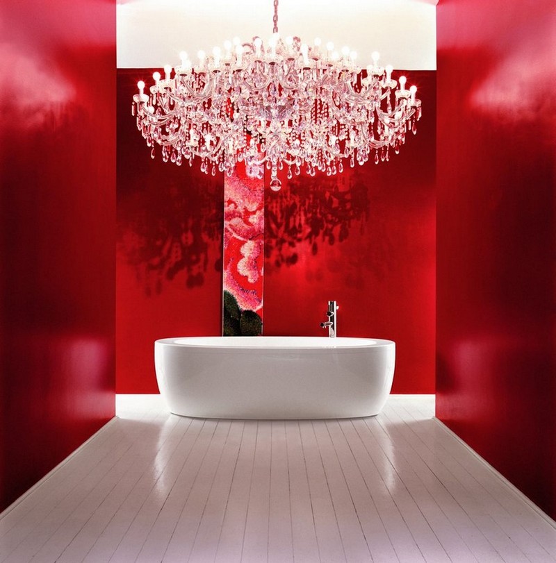 salle-bain-coloree-peinture-murale-rouge-baignoire-blanche