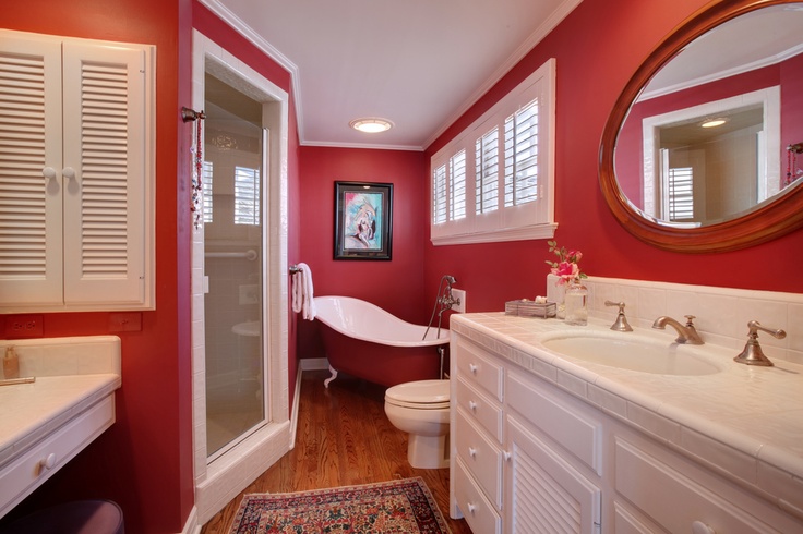 salle-bain-coloree-peinture-murale-rouge-baignoire-rouge-blanc salle de bain colorée