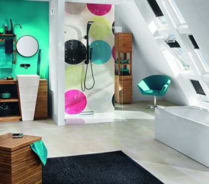 salle-bain-coloree-peinture-murale-vert-neon-blanc-tapis-noir-deco-gros-pis-colores