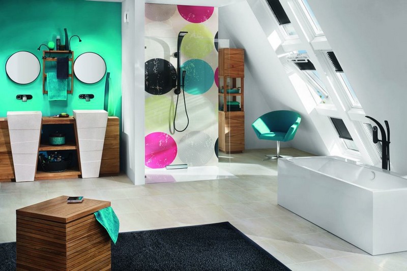 salle-bain-coloree-peinture-murale-vert-neon-blanc-tapis-noir-deco-gros-pis-colores salle de bain colorée