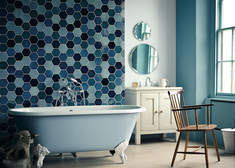 salle de bain colorée avec carrelage mural hexagonal en nuances bleues salle-bain-colorée-carrelage-hexagonal-nuances-bleues