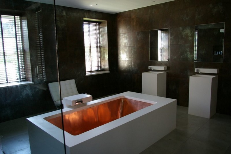salle-bain-moderne-baignoire-cuivre-carrelage-mural-aspect-acier-corten