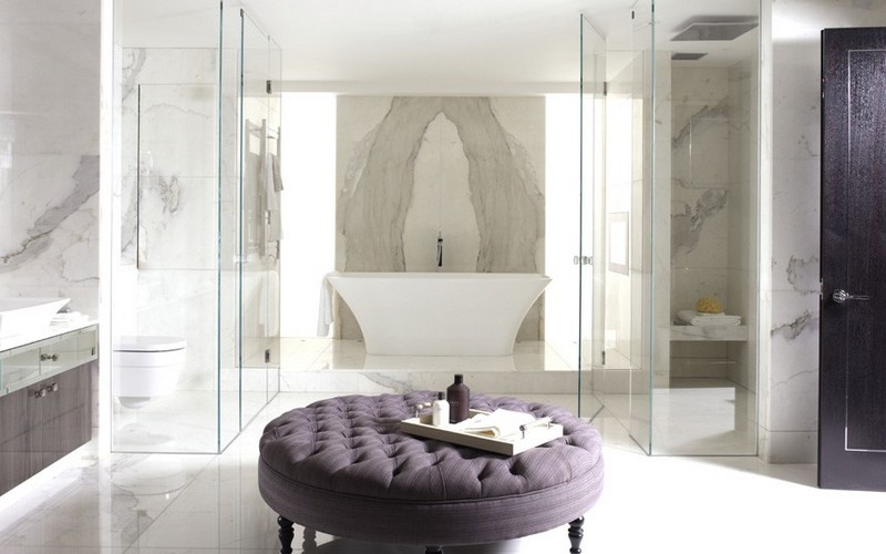salle-bain-moderne-banc-rond-tapisse-carrelage-mural-marbre-blanc