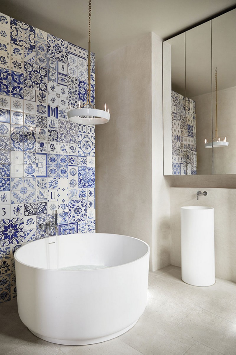 salle-bain-moderne-carrelage-mural-patchwork-baignoire-blanche-vasque-pied