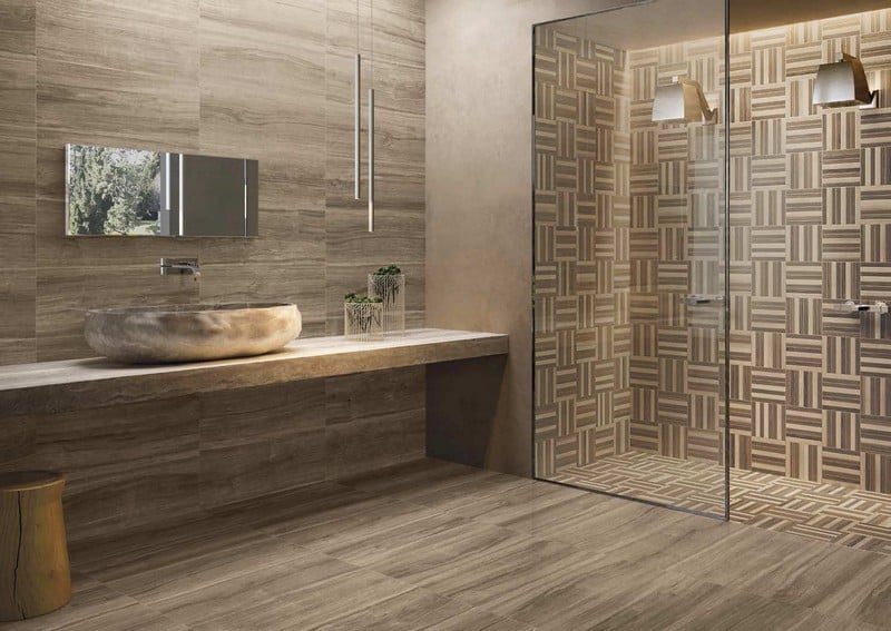 salle-bain-moderne-carrelage-mural-sol-aspect-bois-cabine-douche-caillebotis salle de bain moderne