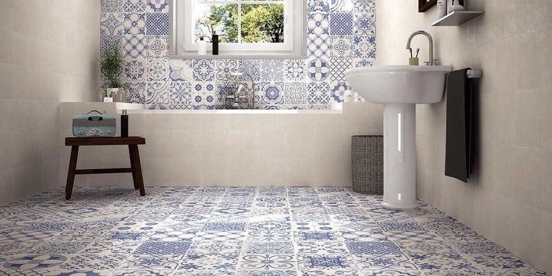 salle-bain-moderne-carrelage-mural-sol-patchwork-vasque-vintage salle de bain moderne