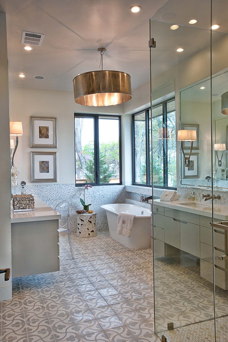 salle-bain-moderne-carrelage-sol-motifs-cabine-douche-suspension-cuivre