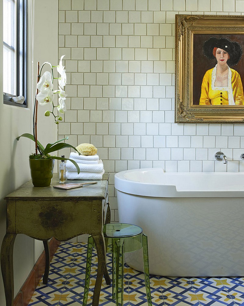 salle-bain-moderne-carrelage-sol-patchwrk-table-appoint-vintage