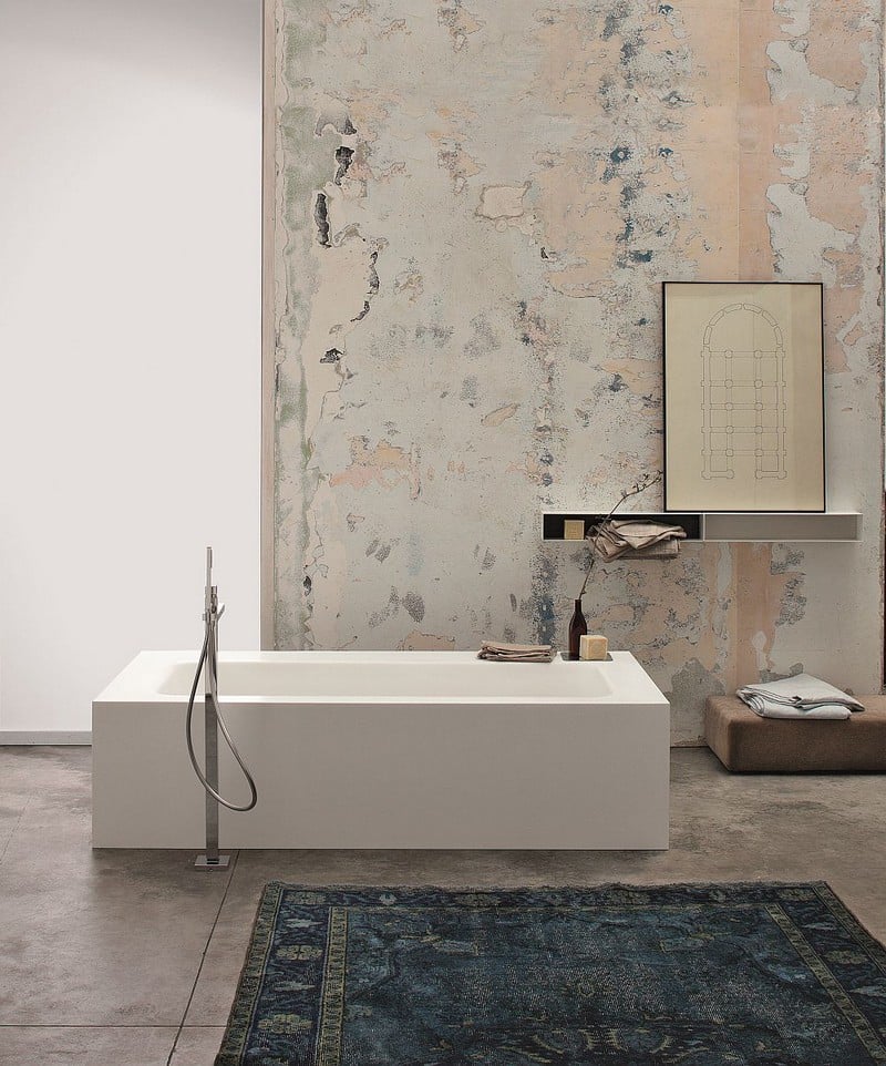 salle-bain-moderne-deco-murale-authentique-tapis-baignoire-ilot