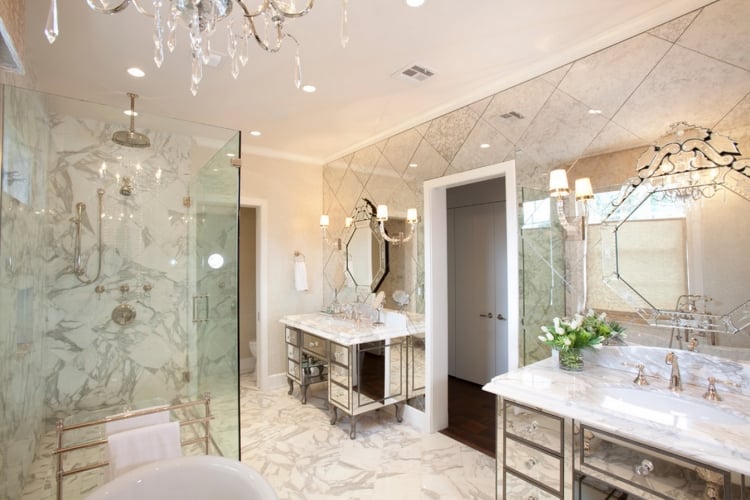 salle-bain-moderne-esprit-néo-baroque-miroir-mobilier-assorti