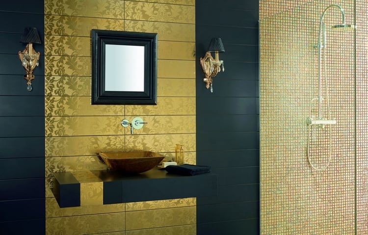 salle-bain-moderne-lambris-imitation-bois-or-vasque-mosaique