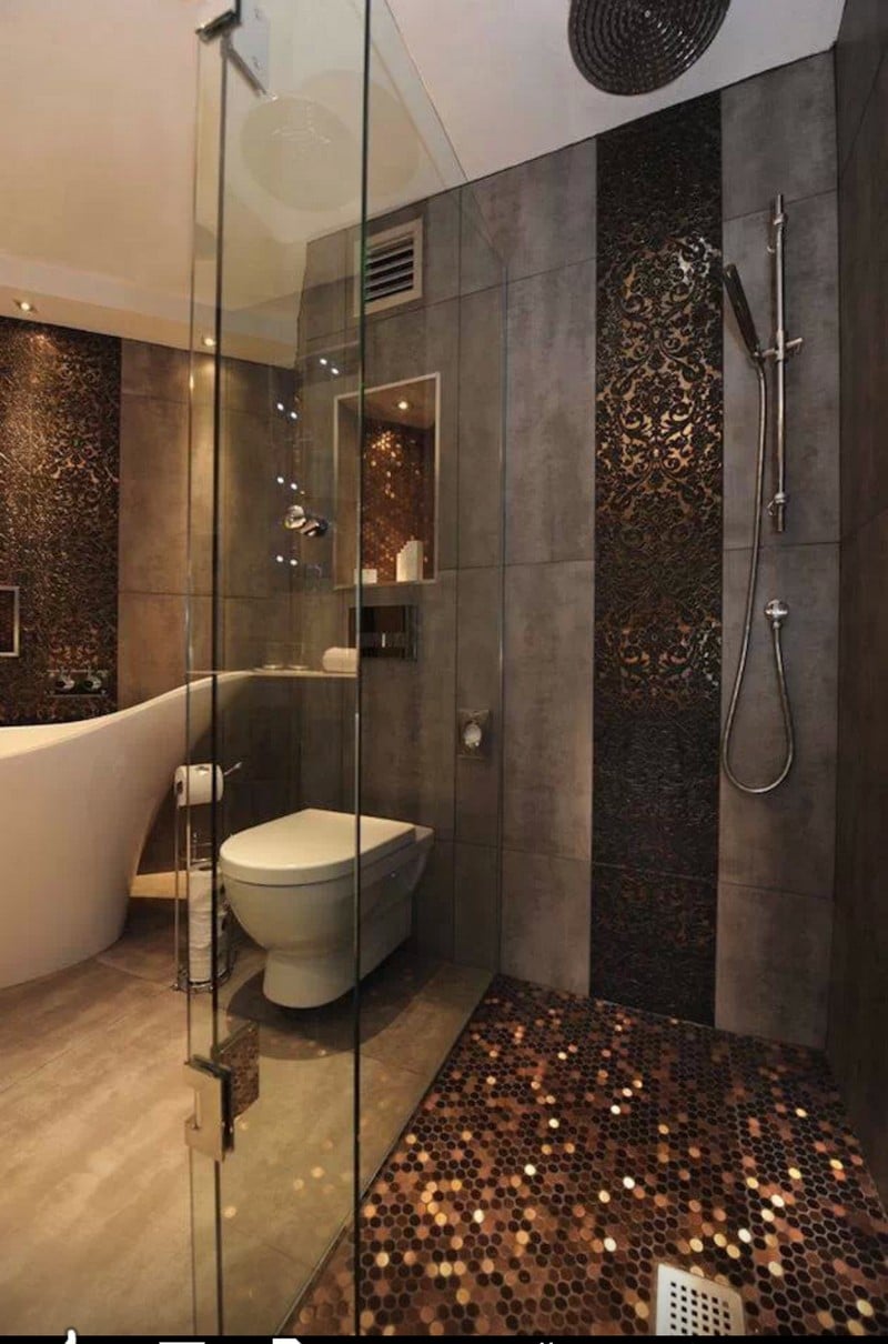 salle-bain-moderne-mosaique-couleur-cuivre-pomme-douche-pluie