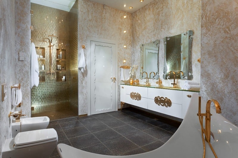salle-bain-moderne-mosaique-metallique-motifs-dores-papier-peint-relief