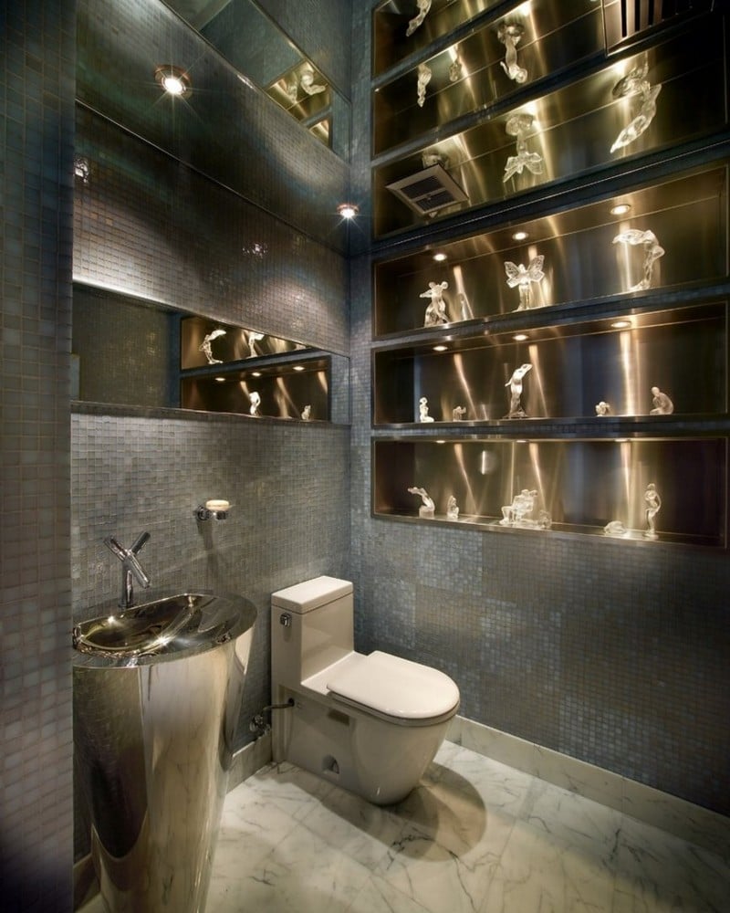salle-bain-moderne-mosaique-murale-niches-lumineuses-vasque-pied salle de bain moderne