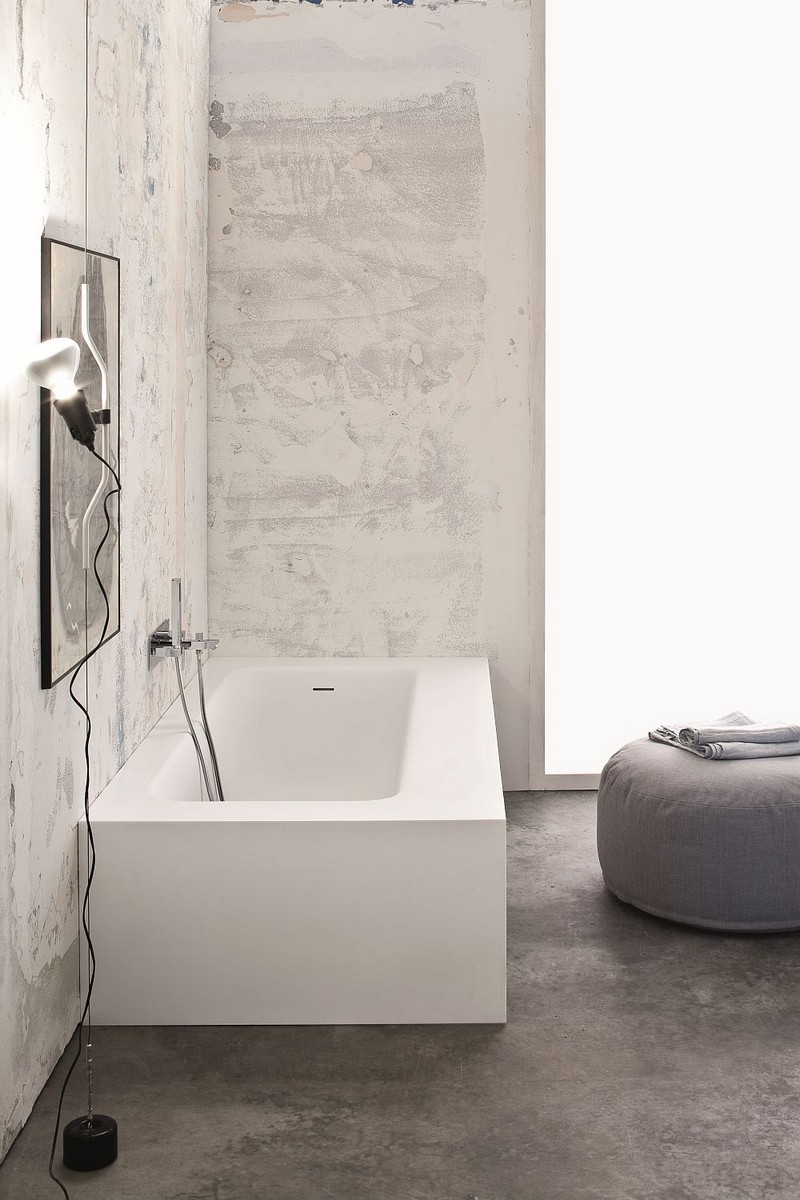 salle-bain-moderne-plancher-beton-pouf-gris salle de bain moderne