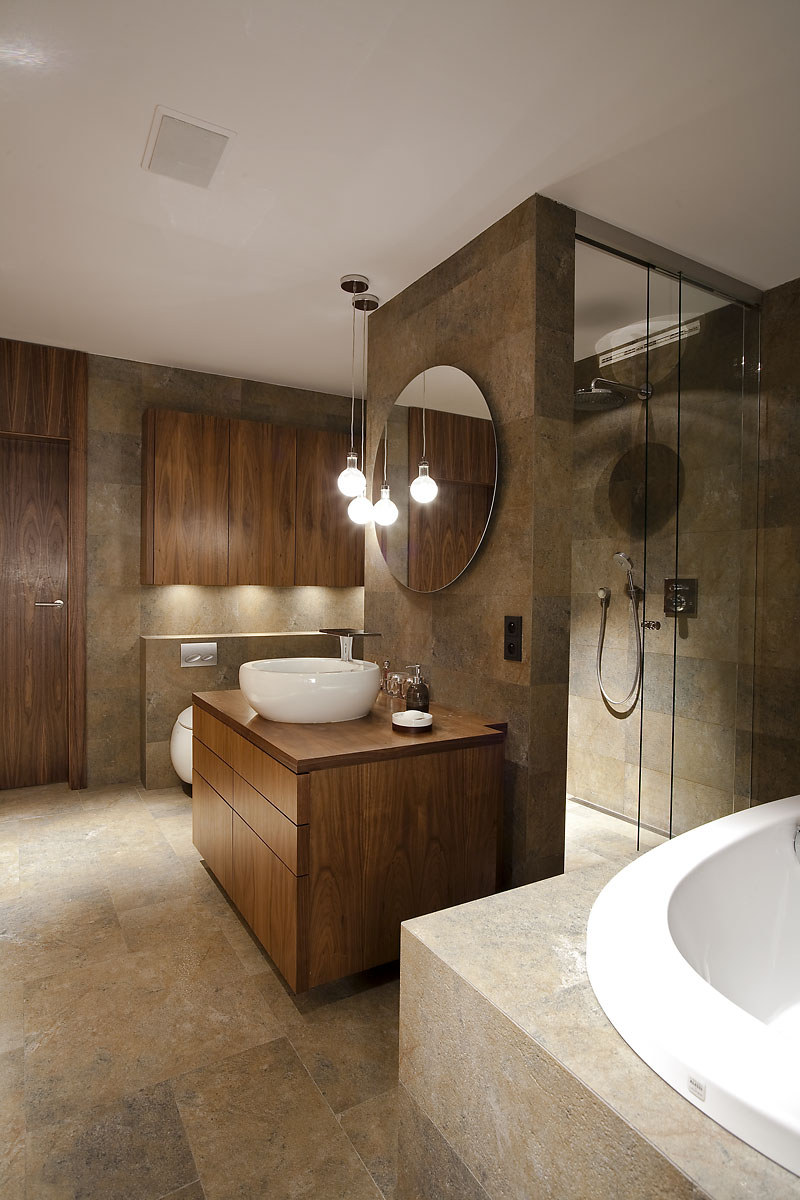 salle-bain-moderne-revetement-mural-pierre-naturelle-meubles-bois salle de bain moderne