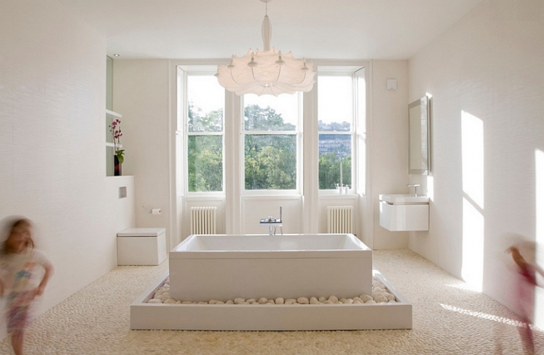 salle-bain-moderne-zen-baignoire-ilot-galets-sanitaire-blanc salle de bain moderne