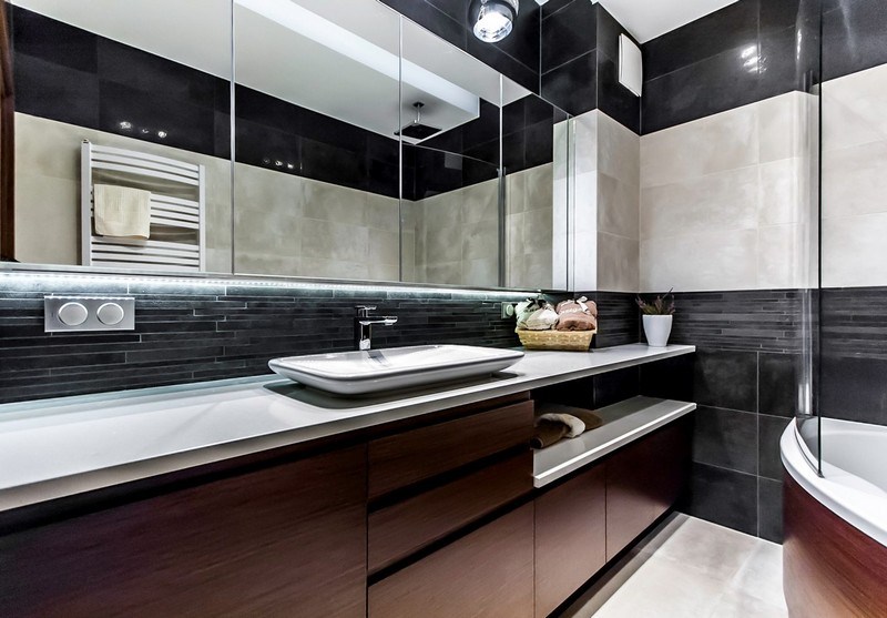 salle-bain-noir-blanc-armoire-rangement-bois-marron-foncé