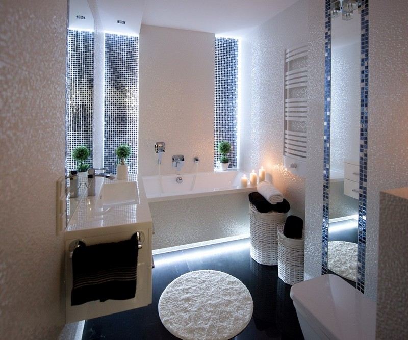 salle-bain-noir-blanc-crème-mosaique-murale-corniches-lumineuses