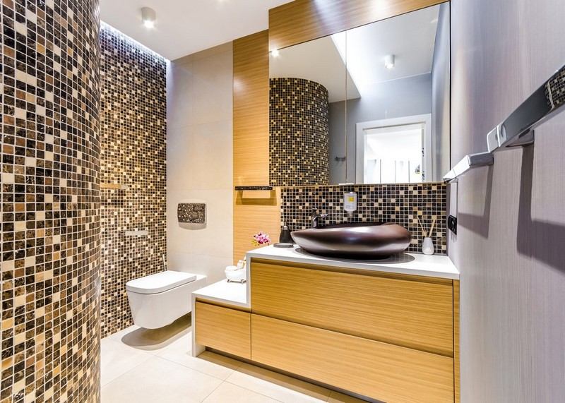 salle-bain-noir-blanc-meuble-panneaux-bois-chaleureux