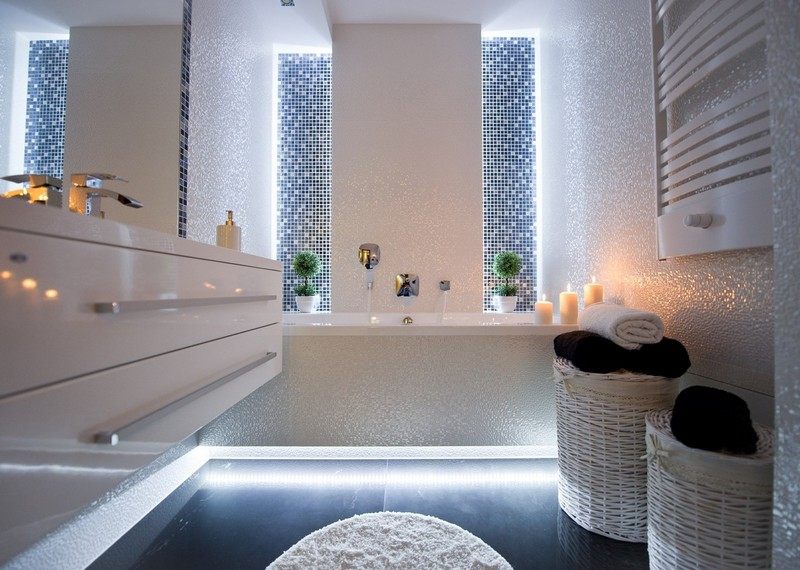 salle-bain-noir-blanc-mosaique-accents-lumineux-LED